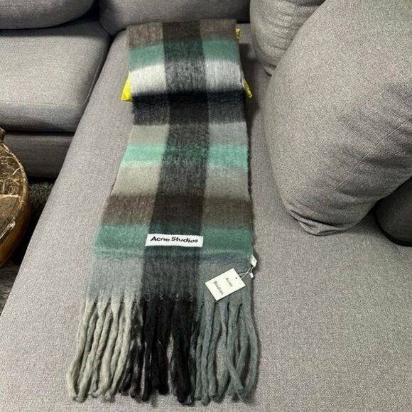 cne Studios Wool Scarf Plaid Fringed – Grey / Green - Picture 1 of 3